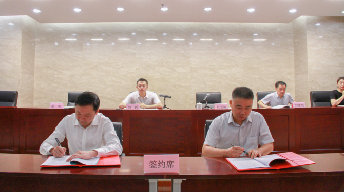 西投控股舉行公司經(jīng)理層及全資子公司、主要控股公司經(jīng)理層崗位聘任協(xié)議簽訂儀式