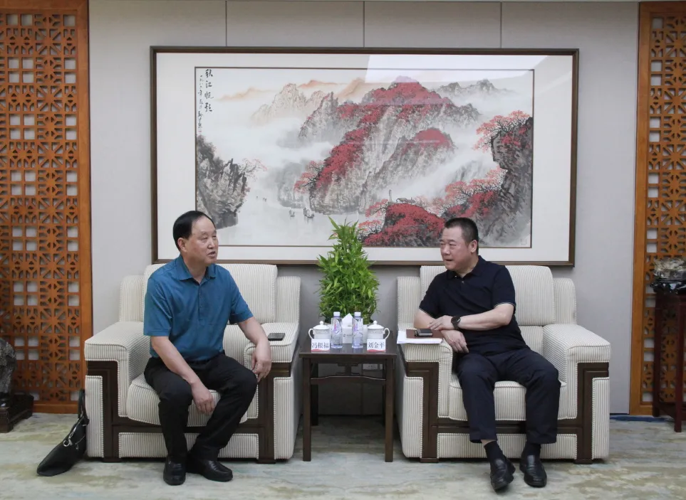 陜西省政府參事馮根福來(lái)公司調(diào)研座談